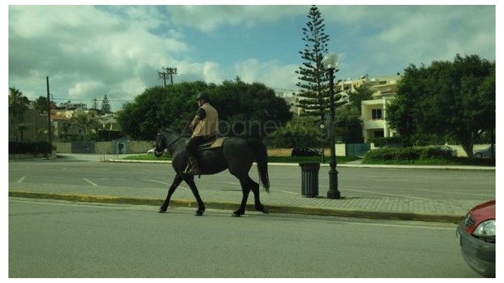 Lockdown: Έστειλε άραγε μήνυμα με τον αριθμό 6 στο 13033; – Βόλτα με το άλογο στα Χανιά – ΒΙΝΤΕΟ