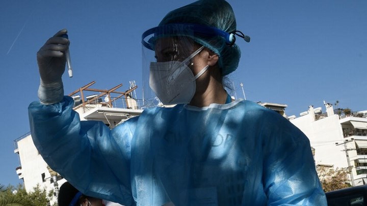 Ανοιχτό το ενδεχόμενο πρόσθετων μέτρων σε “κόκκινες” περιοχές – Σε 5 περιφέρειες της χώρας το 86,1% των ενεργών κρουσμάτων