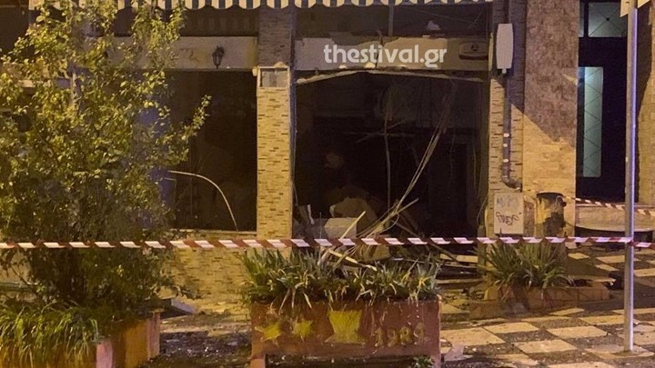 Θεσσαλονίκη: Βομβαρδισμένο τοπίο από έκρηξη σε ΑΤΜ – ΒΙΝΤΕΟ