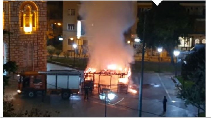 Βόλος: Ανθρώπινο δράμα πίσω από τη φωτιά στη φάτνη – Συνελήφθη άστεγος 37χρονος