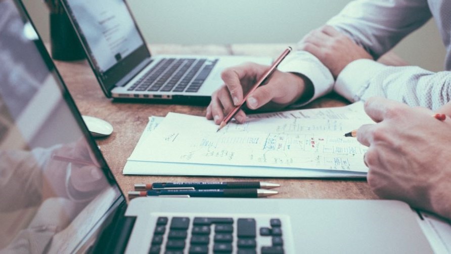 Ολόκληρη η ΚΥΑ για την αναστολή συμβάσεων εργασίας τον Δεκέμβριο – Οι ΚΑΔ και τα “ψιλά γράμματα”