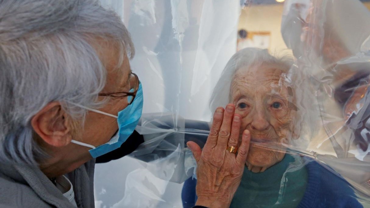 Η «φυσαλίδα της αγκαλιάς»: Βρήκαν τον τρόπο να προσφέρουν άγγιγμα και στοργή στους ηλικιωμένους – ΦΩΤΟ