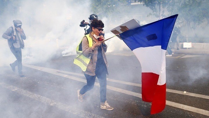 Γαλλία: Σοβαρά επεισόδια και δακρυγόνα σε διαδήλωση κατά της αστυνομικής βίας – ΒΙΝΤΕΟ