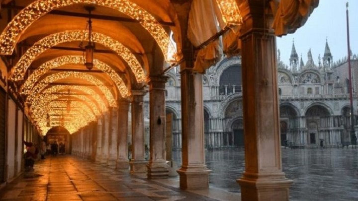 Βενετία: “Λούστηκε” με φως και χριστουγεννιάτικο πνεύμα – ΦΩΤΟ – BINTEO