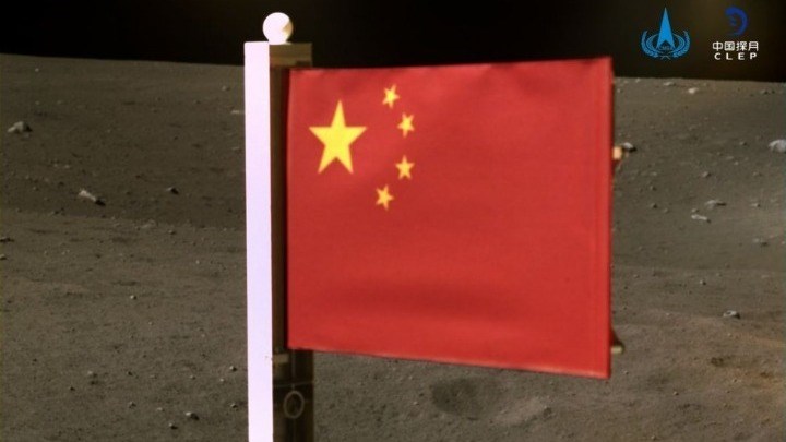 Κίνα: Έγινε η δεύτερη χώρα που έβαλε τη σημαία της στο φεγγάρι – ΒΙΝΤΕΟ