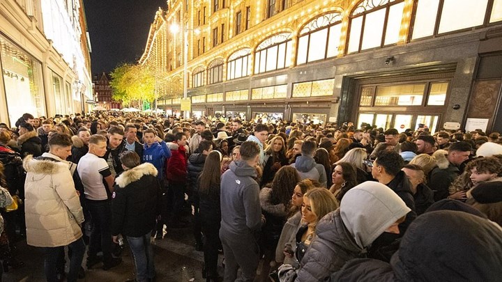 Χαμός στα Harrods: “Βόμβα” κορονοϊού με εκατοντάδες καταναλωτές να είναι ο ένας πάνω στον άλλο – ΦΩΤΟ