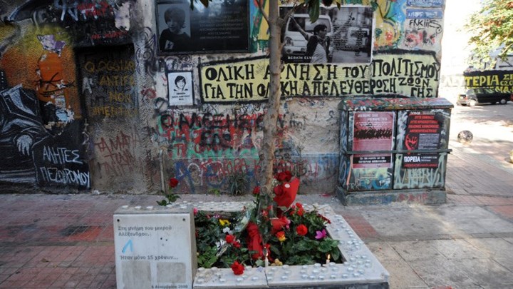 ΚΝΕ: Η αστυνομία μας εμπόδισε να αφήσουμε ένα λουλούδι στον τόπο της δολοφονίας του Αλέξανδρου Γρηγορόπουλου