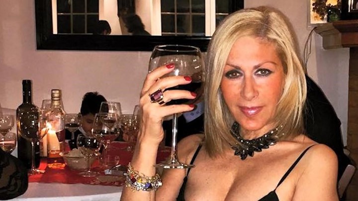 Έφη Σαρρή: Πόζαρε γυμνή στο χριστουγεννιάτικο σαλόνι της – ΦΩΤΟ