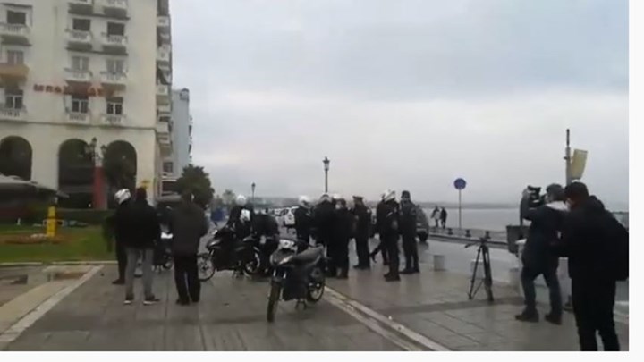 Επέτειος Γρηγορόπουλου: “Κρυφτό” ανάμεσα σε διαδηλωτές και αστυνομία στη Θεσσαλονίκη – ΦΩΤΟ