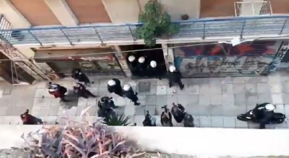 Επέτειος Γρηγορόπουλου: Αστυνομικοί έριξαν κρότου λάμψης μέσα σε είσοδο πολυκατοικίας – ΒΙΝΤΕΟ