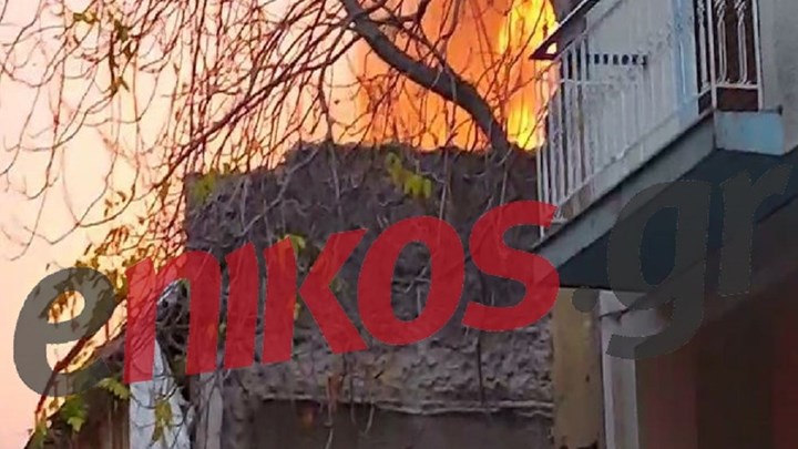 Φωτιά ΤΩΡΑ σε ακατοίκητο σπίτι στα Εξάρχεια – ΦΩΤΟ – ΒΙΝΤΕΟ