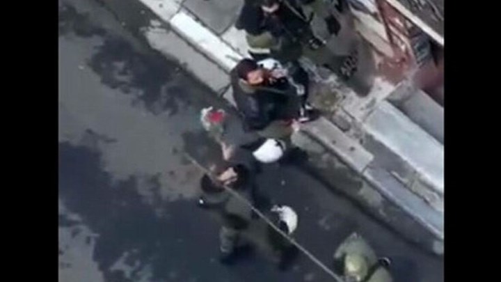 Επέτειος Γρηγορόπουλου: ΕΔΕ για τον αστυνομικό που κατέστρεψε λουλούδια από το μνημείο – ΒΙΝΤΕΟ