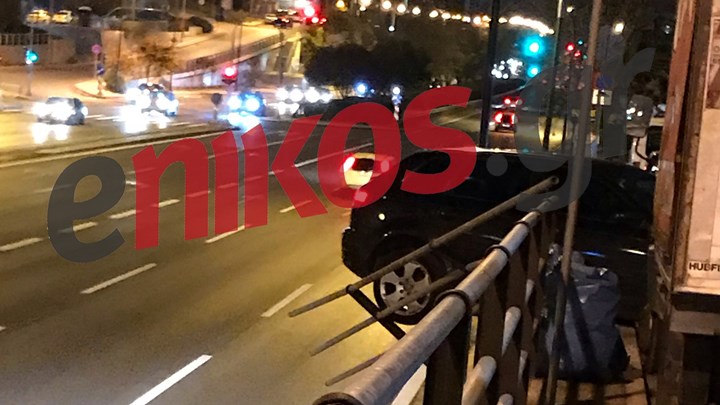 Λεωφόρος Βουλιαγμένης: Μισό αυτοκίνητο… στον αέρα – ΦΩΤΟ αναγνώστη