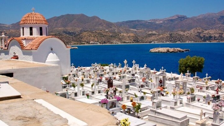 Κάρπαθος: Έκαναν πάρτι μέσα σε νεκροταφείο – Τι είπε ο δήμαρχος του νησιού – ΒΙΝΤΕΟ