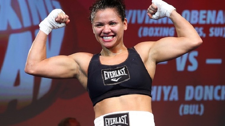 Διάσημη μποξέρ κατηγορείται ότι σκότωσε στο ξύλο τον σύζυγό της