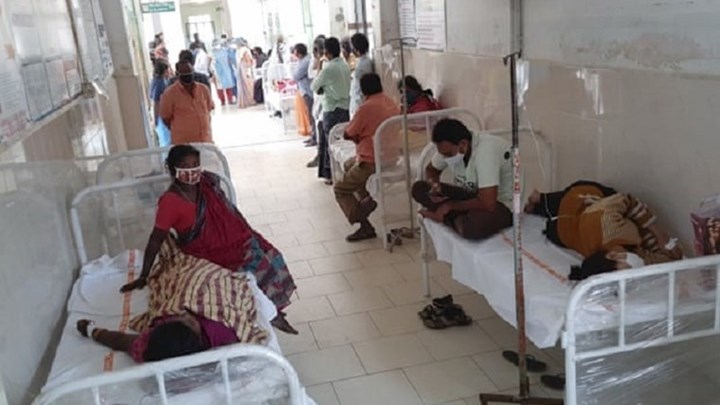 Ινδία: Μυστηριώδης ασθένεια έχει στείλει εκατοντάδες ανθρώπους στο νοσοκομείο
