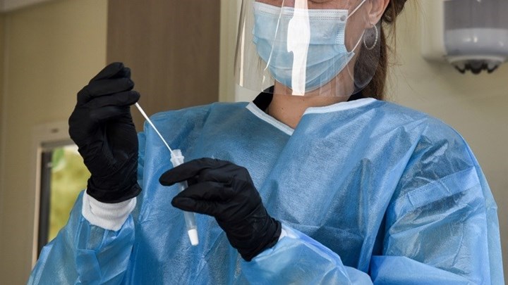 Δημοσιεύτηκε στο ΦΕΚ η απόφαση για το πλαφόν στα τεστ κορονοϊού – Πόσο θα κοστίζουν