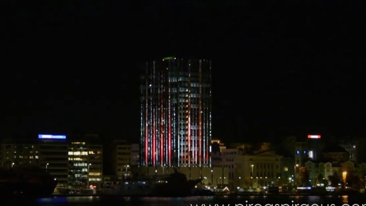 Πύργος Πειραιά: Εντυπωσιακή χριστουγεννιάτικη φωταγώγηση – ΒΙΝΤΕΟ