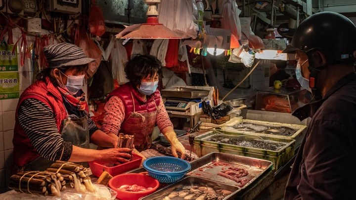Γουχάν: Ένας χρόνος από το ξέσπασμα του κορονοϊού – Τι συμβαίνει σήμερα στην αγορά της πόλης