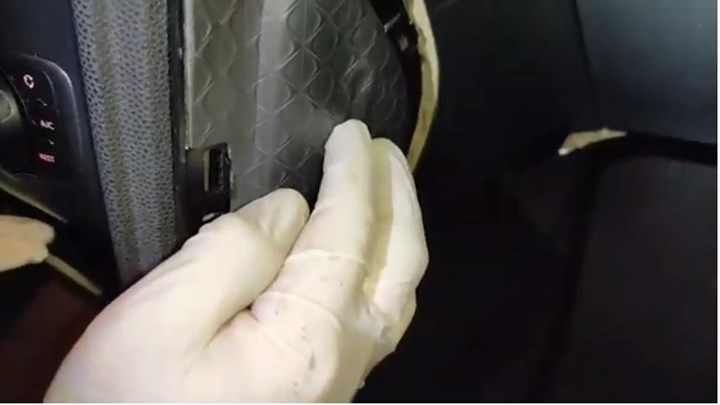 Αγία Βαρβάρα: Η κρύπτη με μηχανισμό στο αυτοκίνητο ηγετικού στελέχους της σπείρας ναρκωτικών – ΒΙΝΤΕΟ