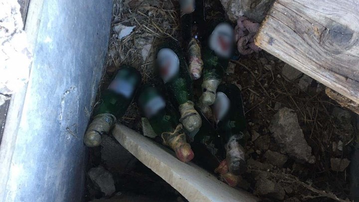 Eξάρχεια: Η ΕΛ.ΑΣ. εντόπισε 20 μολότοφ σε εγκαταλελειμμένο κτίριο – ΦΩΤΟ