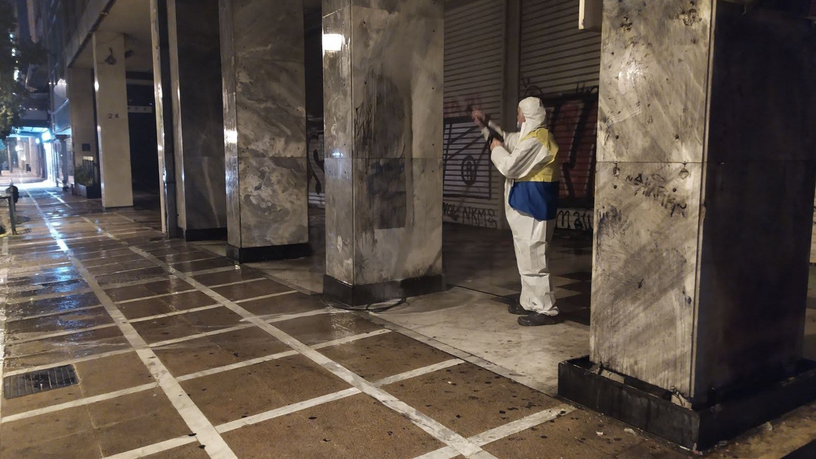 Η μεγαλύτερη επιχείρηση αντιγκράφιτι από τον Δήμο Αθηναίων: 3.300 τ.μ. στη Σταδίου, από Ομόνοια μέχρι Σύνταγμα – ΦΩΤΟ