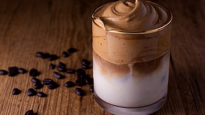 Dalgona coffee: Πώς να φτιάξετε τον πιο viral καφέ του 2020 – ΒΙΝΤΕΟ