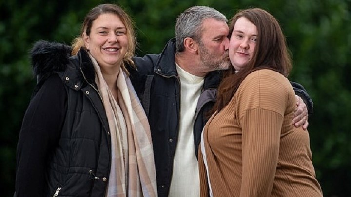 Ανακάλυψαν ότι είναι αδελφές μέσω Facebook – Εντόπισαν τον πατέρα τους έπειτα από 24 χρόνια – ΦΩΤΟ