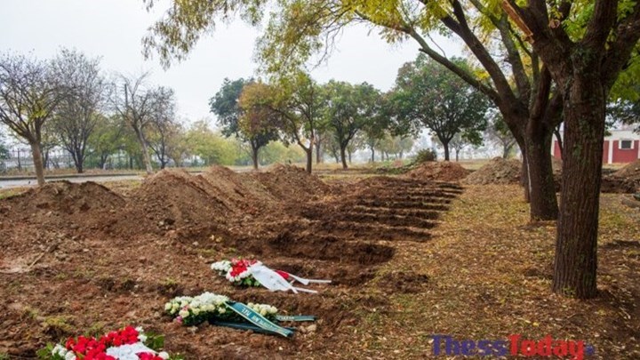 Σοκάρουν οι εργάτες στα κοιμητήρια Θέρμης: Σκάβουμε τάφους μέσα στο σκοτάδι – ΦΩΤΟ
