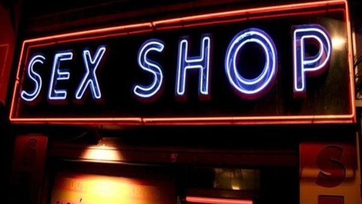 Έρωτας την εποχή του κορονοϊού – Ξεπουλάνε τα sex shop στη Θεσσαλονίκη
