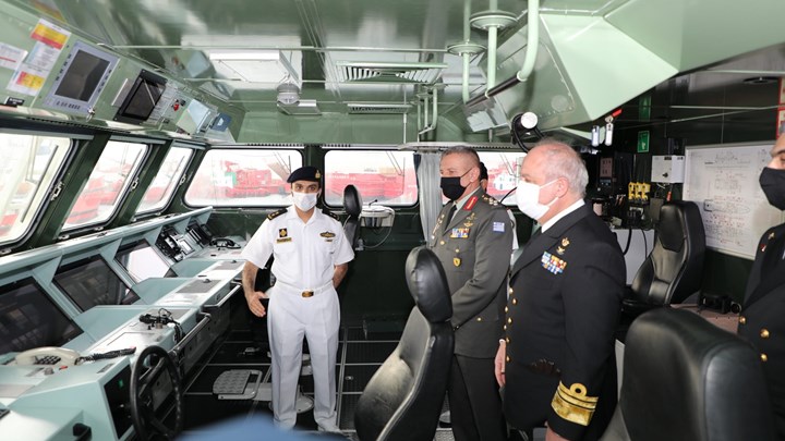 Σε κορβέτα των Εμιράτων ο Αρχηγός ΓΕΕΘΑ με τον Αρχηγό ΓΕΝ – ΦΩΤΟ