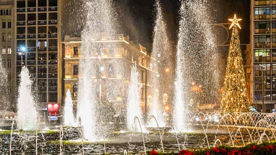 Εντυπωσιάζει η στολισμένη Ομόνοια – Μπακογιάννης: Αρκετά έλειψε το φως από όλη την περιοχή