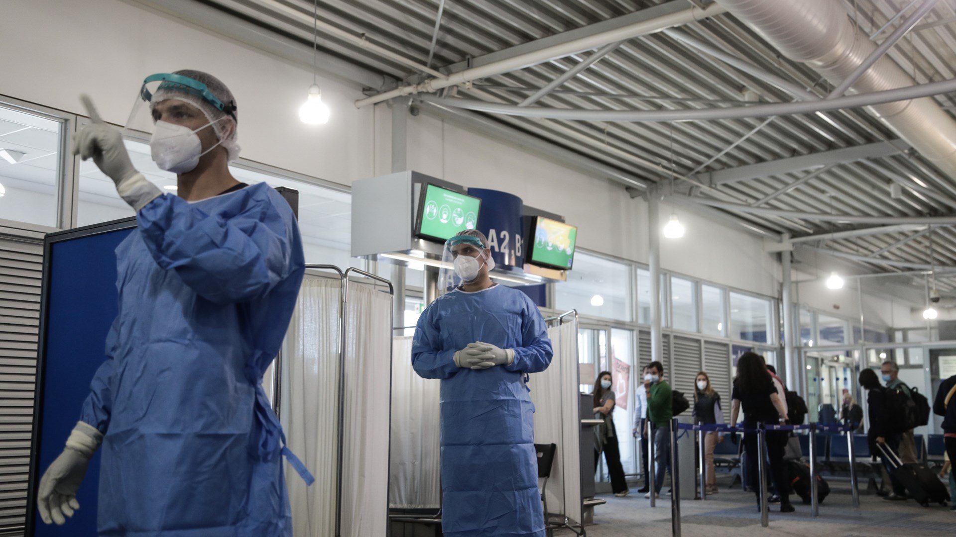 Μειώνεται η υποχρεωτική καραντίνα για όσους έρχονται από το εξωτερικό