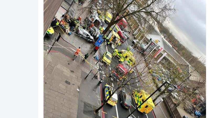 Συναγερμός στο Λονδίνο: Αυτοκίνητο έπεσε πάνω σε πεζούς – ΤΩΡΑ