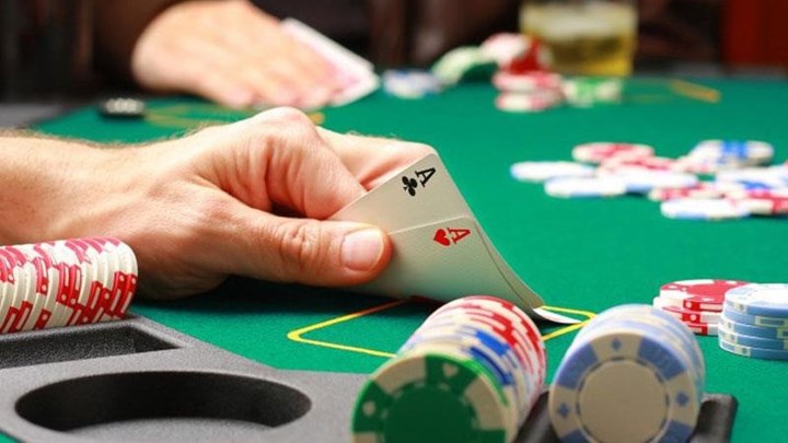 Κορονοϊός-Πάτρα: Πιάστηκαν στα «πράσα» σε παράνομη λέσχη σε διαμέρισμα – ΒΙΝΤΕΟ