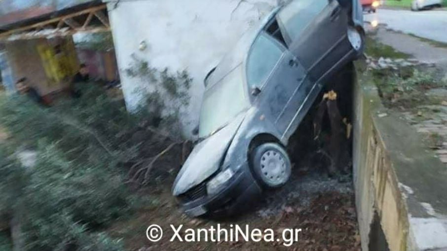 Τρόμος για οικογένεια στην Ξάνθη: Αυτοκίνητο “εισέβαλε” σε σπίτι – ΦΩΤΟ