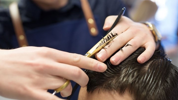 Κορονοϊός – Βόλος: Πρόστιμο σε 24χρονο που κούρευε φίλο του στην πυλωτή πολυκατοικίας