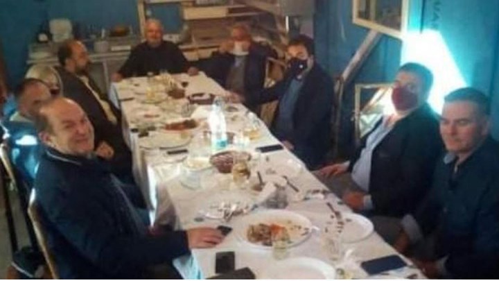 Πύργος: Αντιδράσεις για τραπέζωμα 12 ατόμων και μη χρήση μάσκας – Στην παρέα και ο δήμαρχος