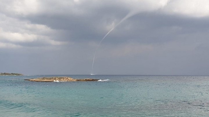 Κύπρος: Εντυπωσιακός υδροστρόβιλος σε κοντινή απόσταση από την ακτή – ΦΩΤΟ