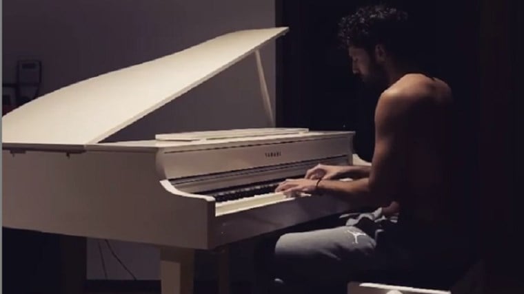 Κωνταντίνος Αργυρός: Παίζει ημίγυμνος πιάνο και “τρελαίνει” το instagram – ΒΙΝΤΕΟ
