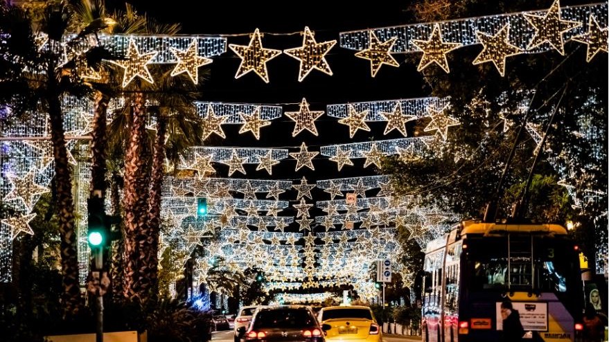 Αθήνα: Κεντρικοί δρόμοι και γειτονιές έβαλαν τα “γιορτινά” τους – Εντυπωσιακές εικόνες από τον στολισμό