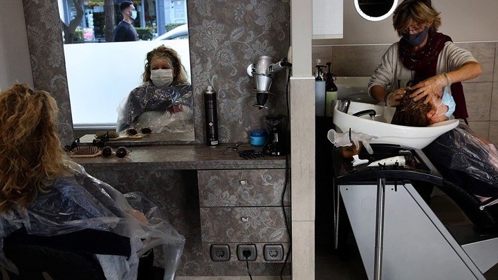 Lockdown: Άνοιξαν βιβλιοπωλεία, κομμωτήρια, κουρεία και ΚΤΕΟ