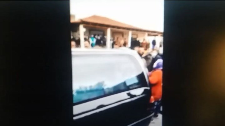 Κορονοϊός: Εικόνες συνωστισμού σε κηδεία στον Βόλο – Τα μέτρα… πήγαν περίπατο – ΒΙΝΤΕΟ