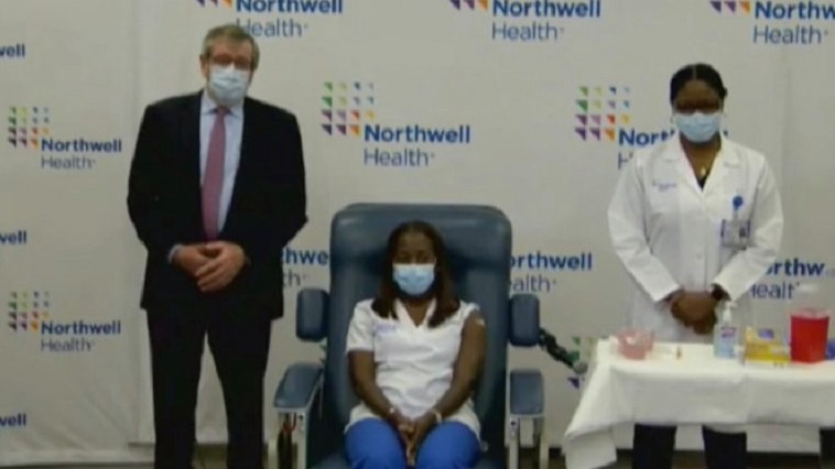 Εμβόλιο Pfizer: Μία νοσοκόμα από το Κουίνς έγινε η πρώτη που εμβολιάστηκε στις ΗΠΑ