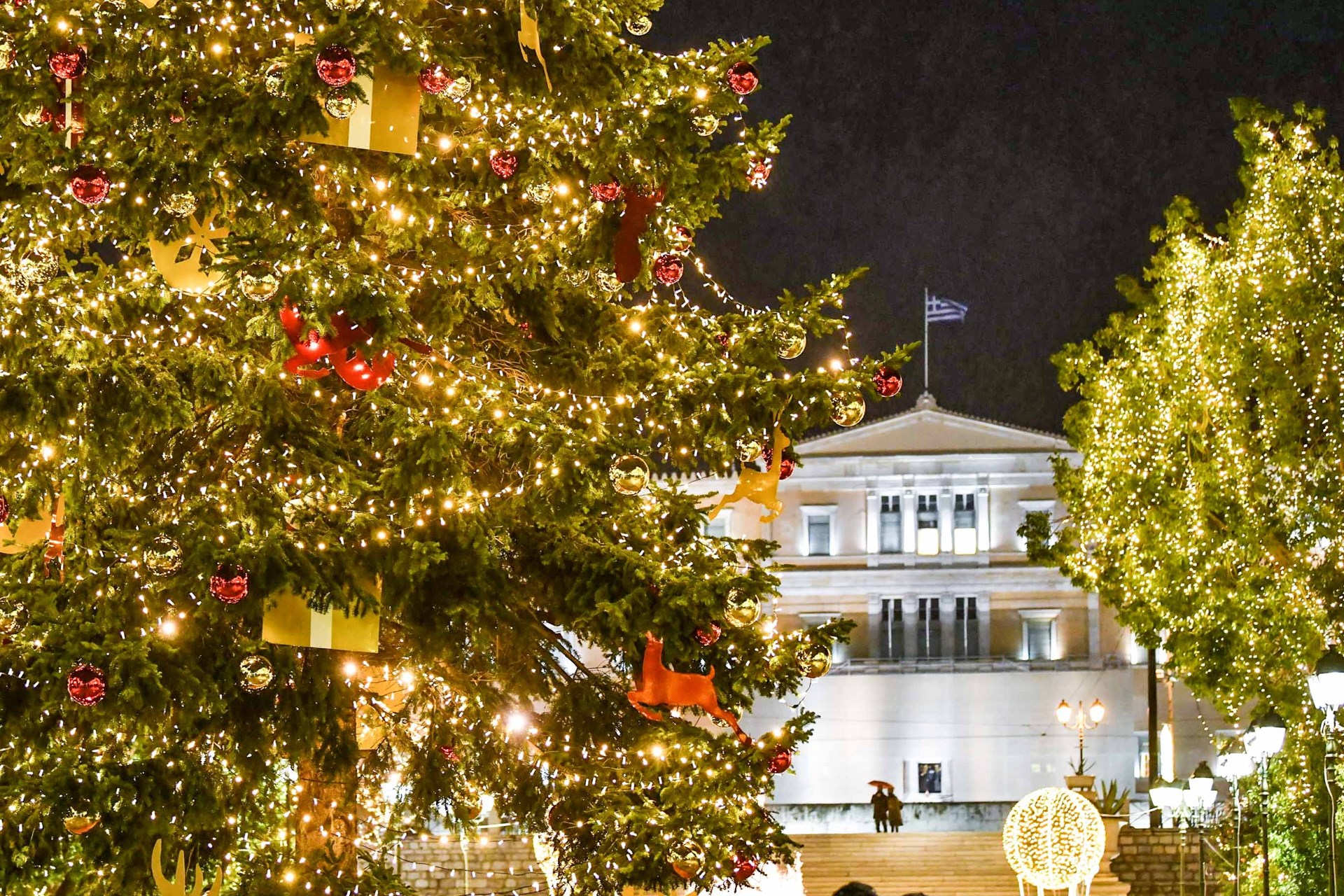 Μια Αθηναϊκή χριστουγεννιάτικη ιστορία – Ο Δήμος Αθηναίων ανάβει το Χριστουγεννιάτικο δέντρο, αλλιώς… – ΦΩΤΟ – ΒΙΝΤΕΟ