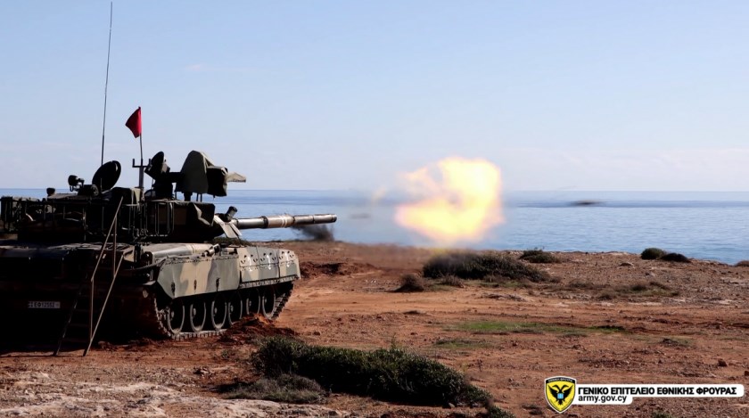 Εντυπωσιακές εικόνες: “Έσταξαν φωτιά” τα τανκς στην Κύπρο – ΒΙΝΤΕΟ