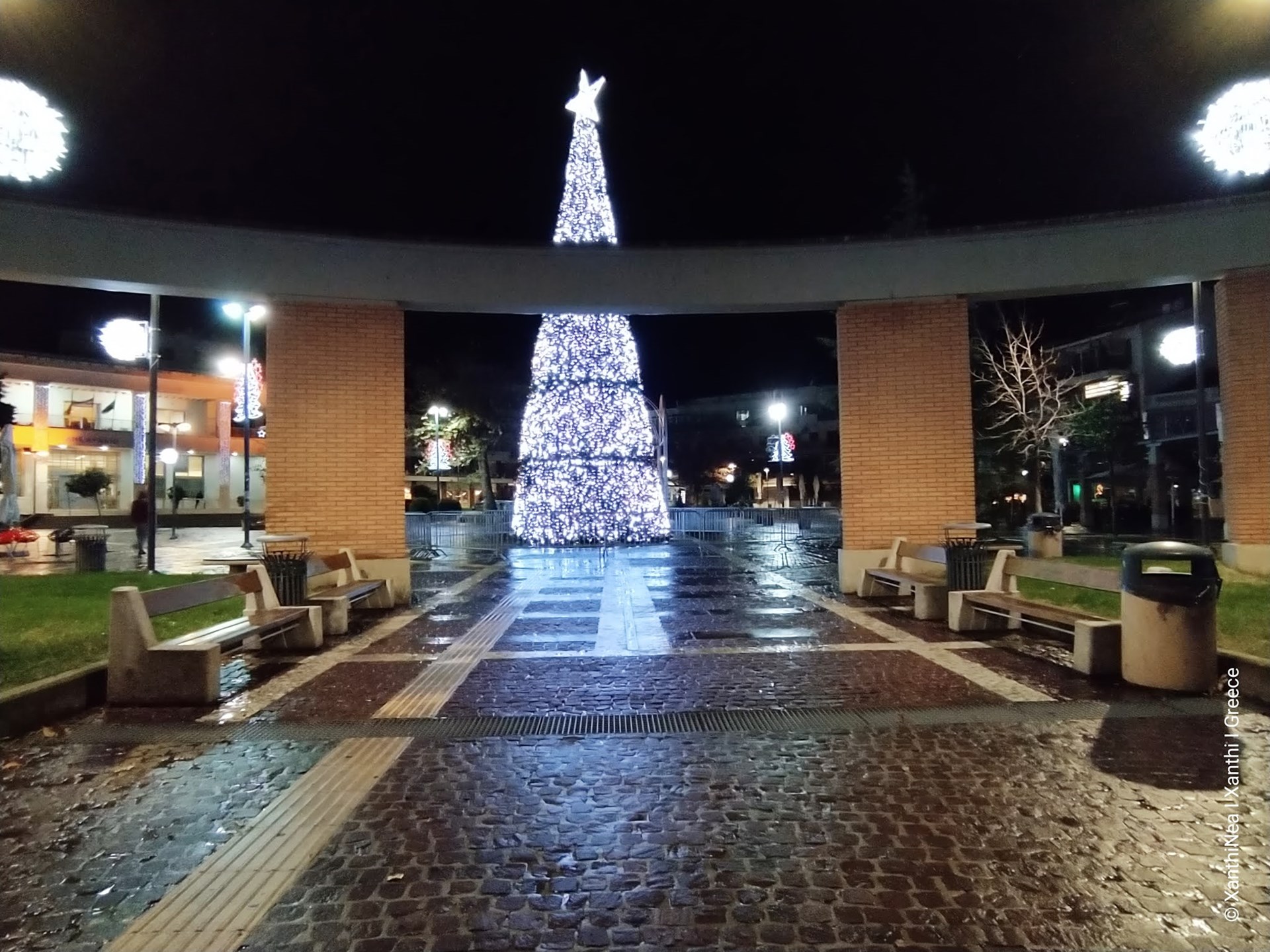 Κορονοϊός: Χριστουγεννιάτικη αλλά έρημη πόλη η Ξάνθη – ΦΩΤΟ