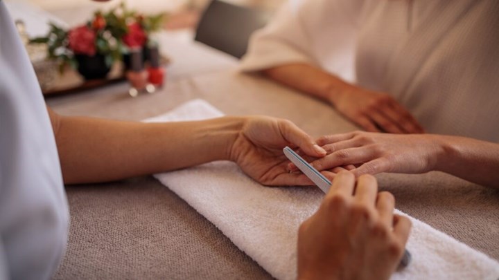 Περιποίηση νυχιών: Ανεβάζουν ρολά τα καταστήματα μανικιούρ- πεντικιούρ – Πώς θα λειτουργούν