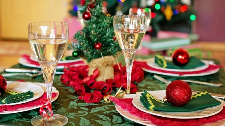 Κορονοϊός: Έξι συμβουλές για ασφαλές ρεβεγιόν στο σπίτι – Τι να προσέξετε τις γιορτές