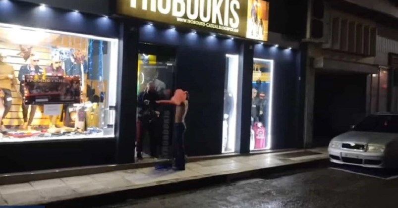 Click away – Αγρίνιο: Δοκιμάζουν παντελόνια και μπλούζες έξω από τα μαγαζιά – ΒΙΝΤΕΟ